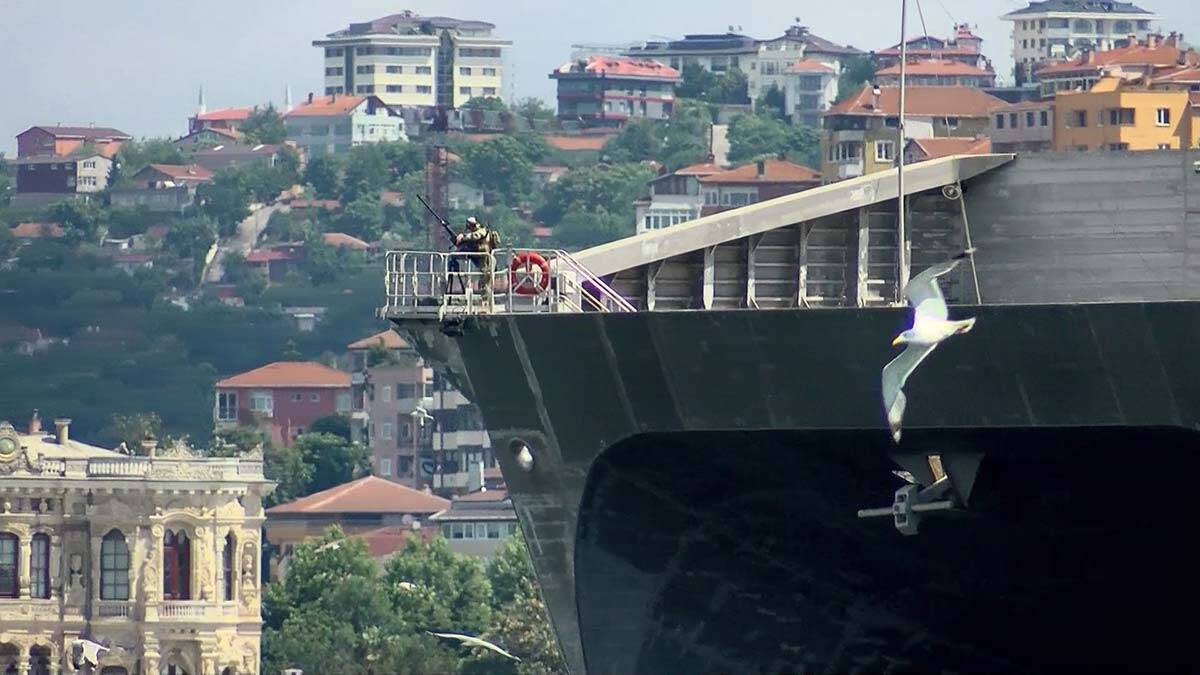ABD savaş gemisi silahlı askerlerle Boğaz'dan geçti