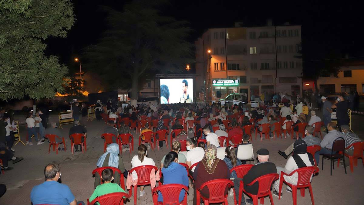 Açık hava sinema geceleri Seyitgazi ile başladı