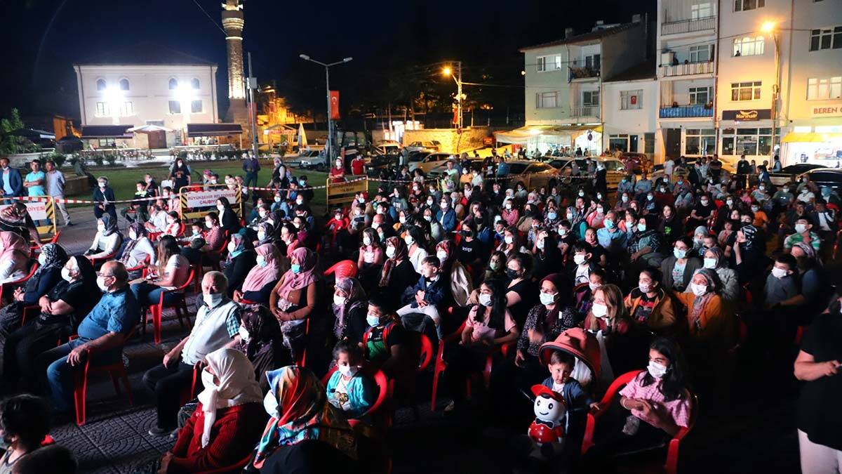 Açık hava sinema geceleri Seyitgazi ile başladı