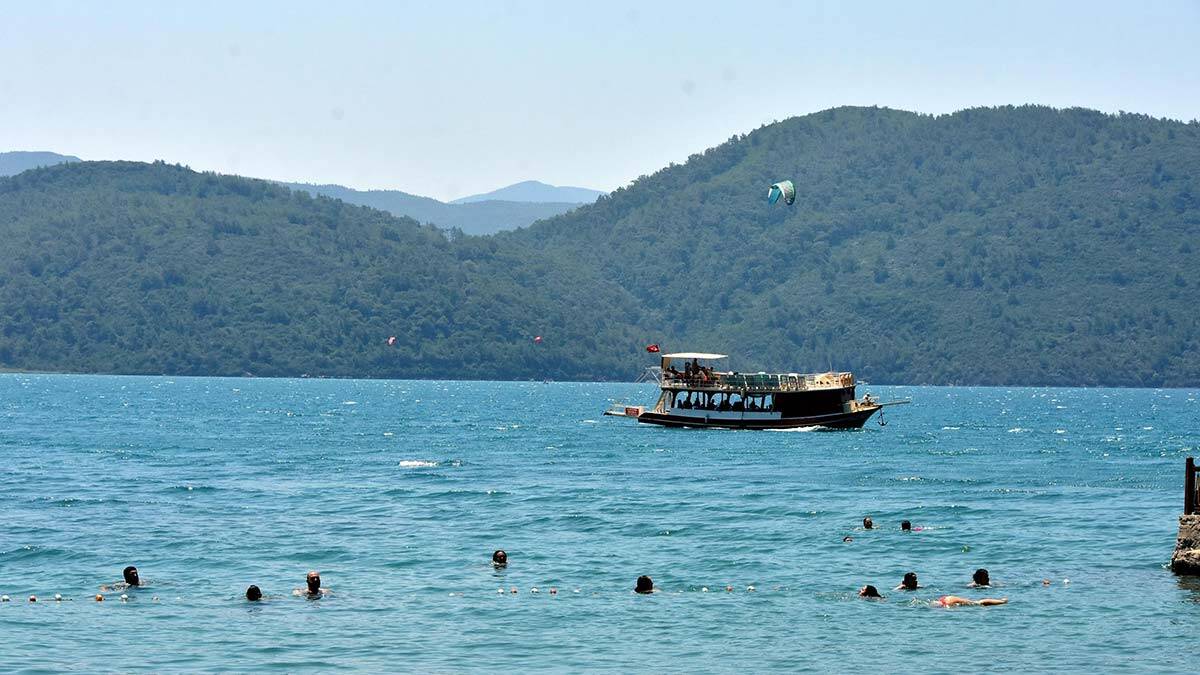 Akyaka'da yerli ve yabancı turistlerin deniz keyfi