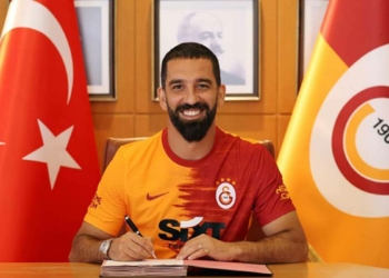 Arda Turan 1 yıl daha Galatasaray'da