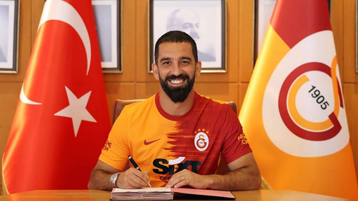 Arda Turan 1 yıl daha Galatasaray'da