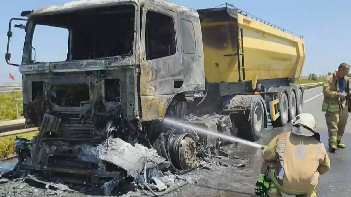 Arnavutkoy hafriyat kamyonu alev alev yandi - yerel haberler - haberton