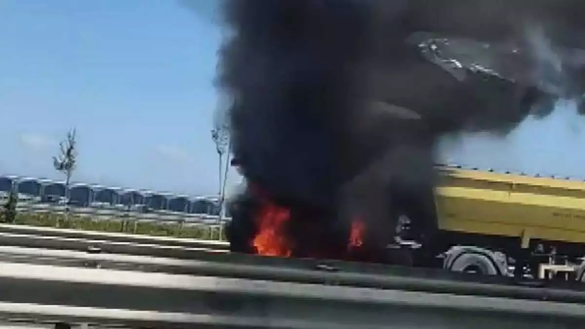 Arnavutköy hafriyat kamyonu alev alev yandı