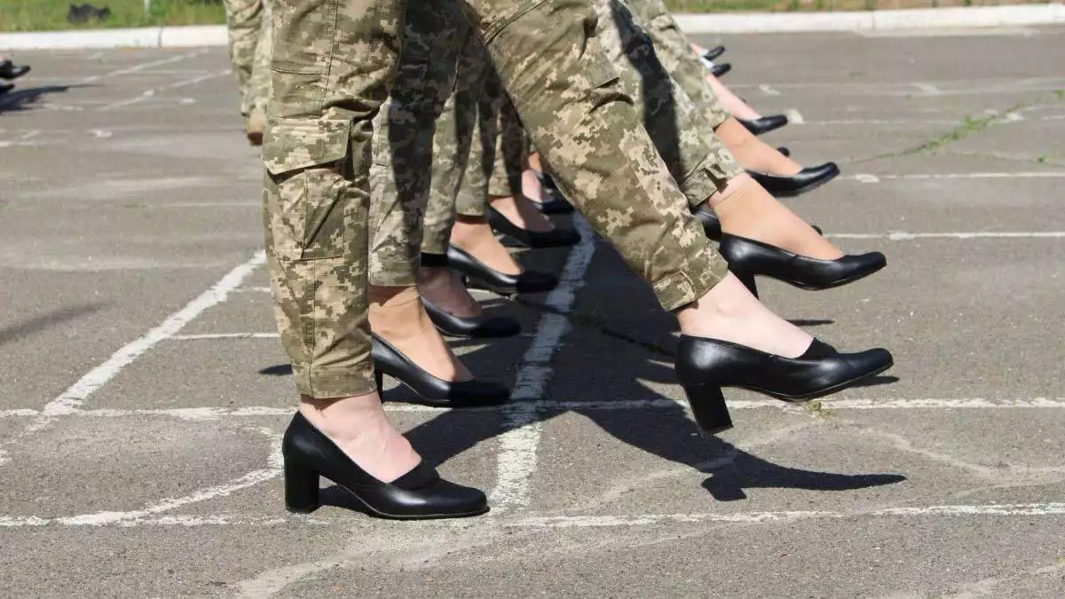 Askerler geçit törenine topuklu ayakkabı ile katıldı