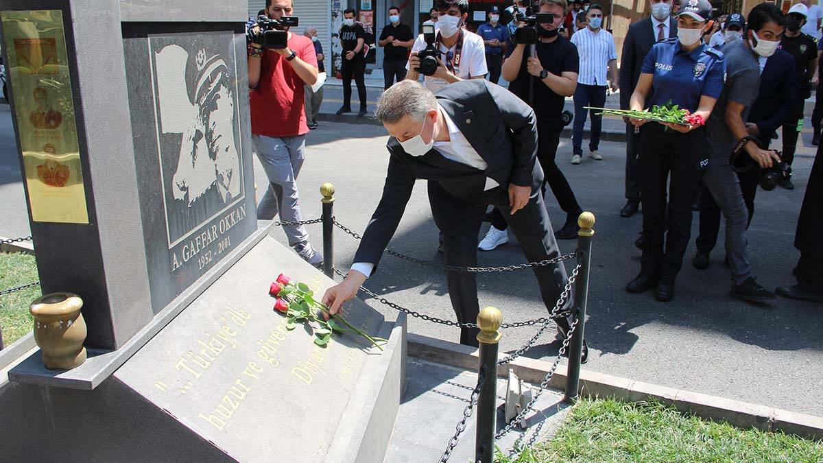Atanınca ilk iş Gaffar Okkan'ın anıtını ziyaret etti