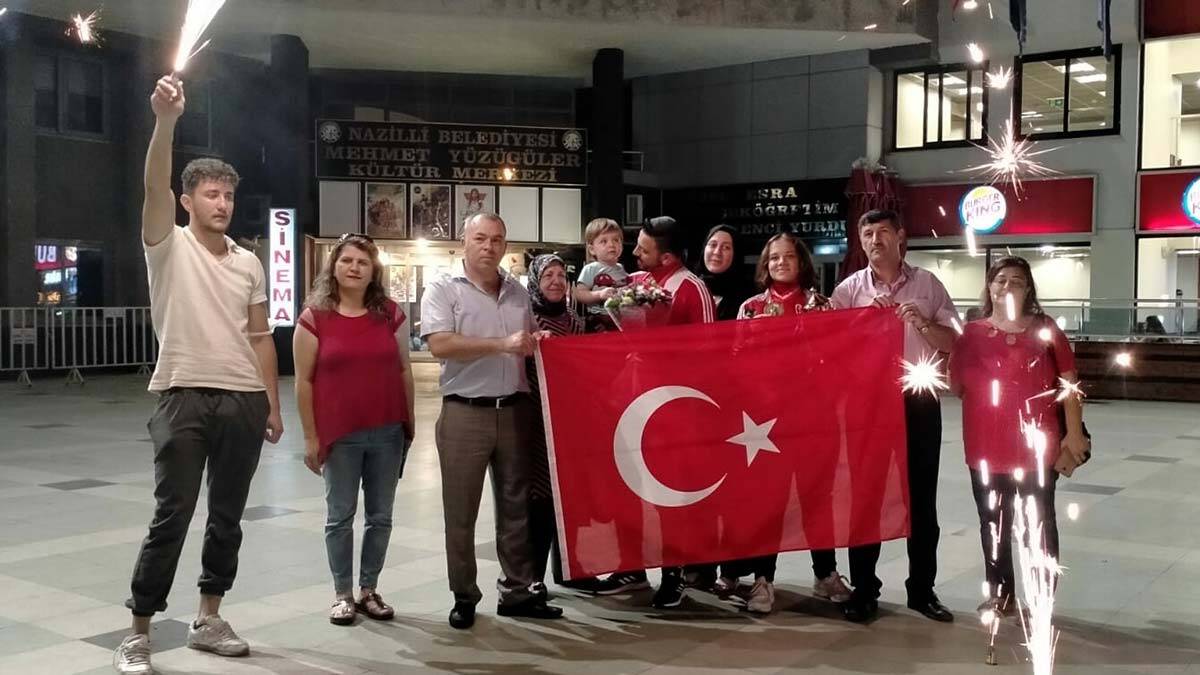 Avrupa Boks Şampiyonasından 3'ncü olarak döndü