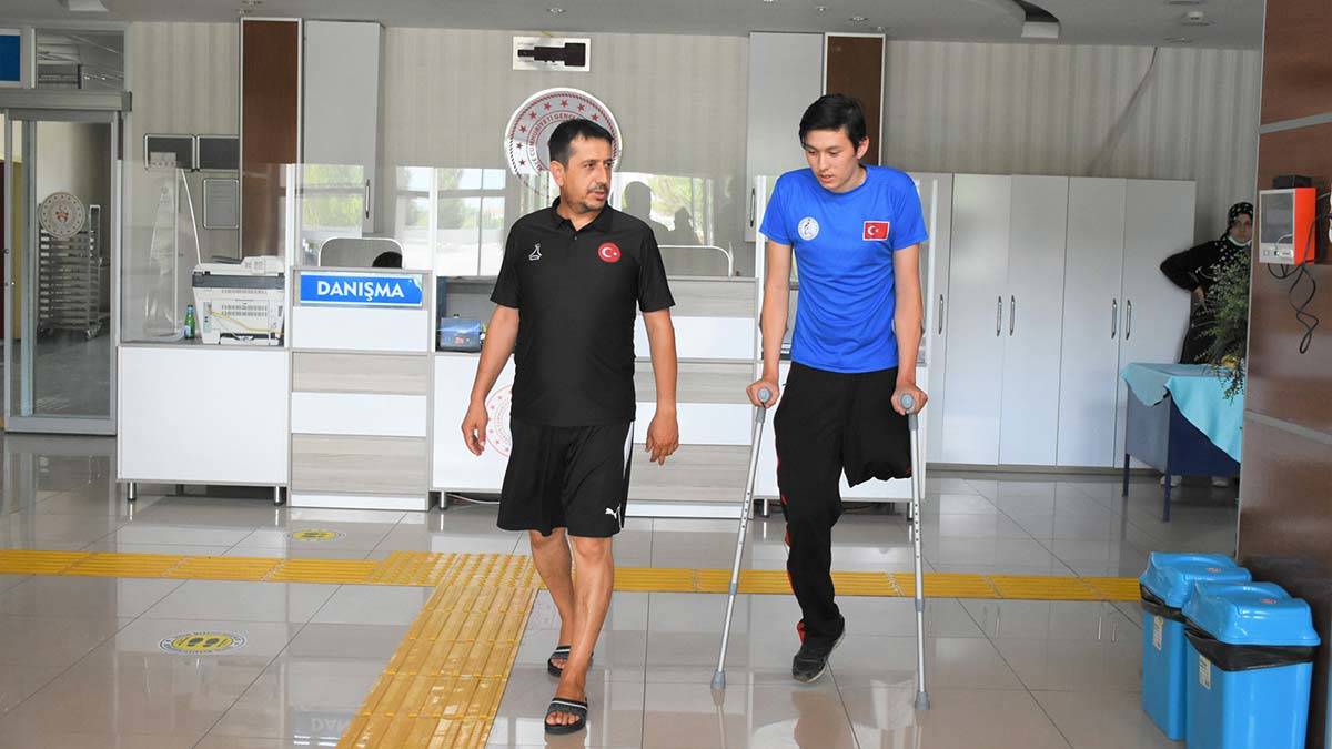 Bacağını kaybetti voleybol sevgisini kaybetmedi