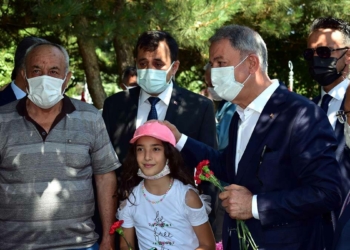 Bakan Akar'dan şehitlik ziyareti