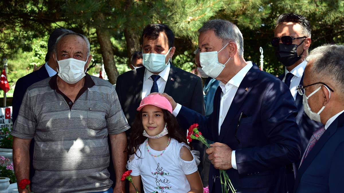 Bakan Akar'dan şehitlik ziyareti