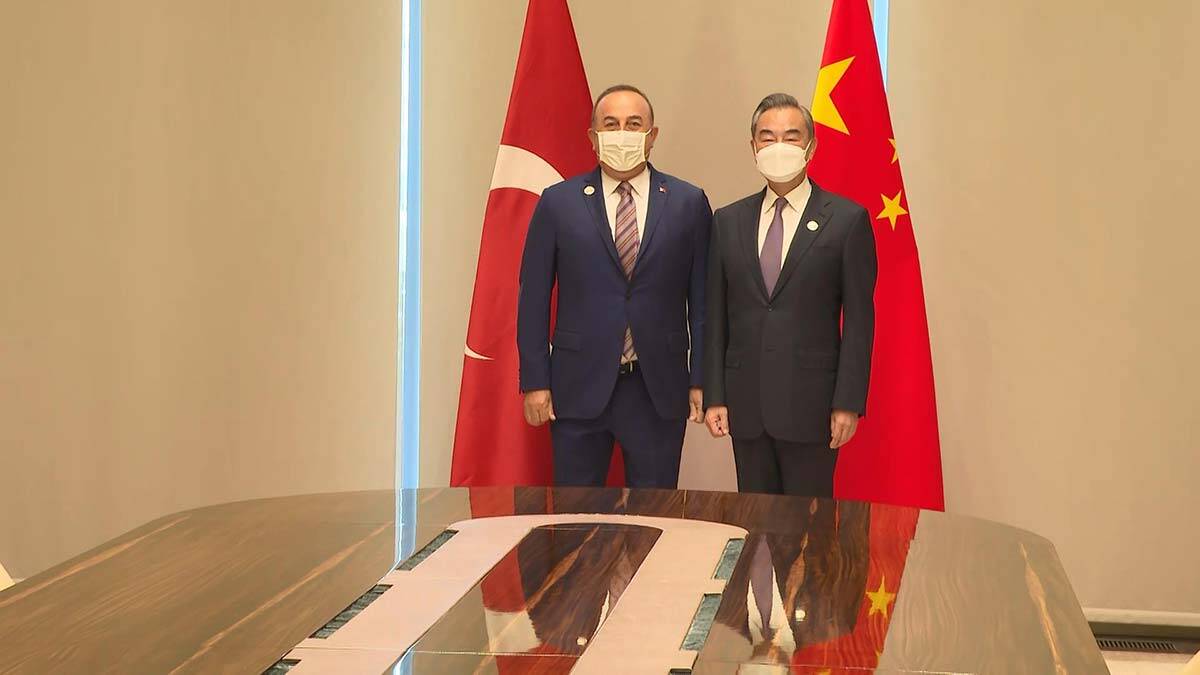 Bakan Çavuşoğlu Çin mevkidaşı ile bir araya geldi