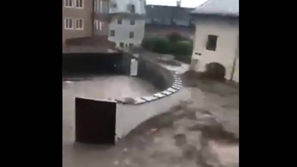 Bakan Çavuşoğlu Türk aileyi kurtaran komşu ile görüştü