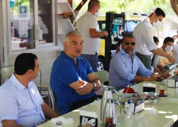 Bakan Ersoy Antalya'da taksicilerle bir araya geldi