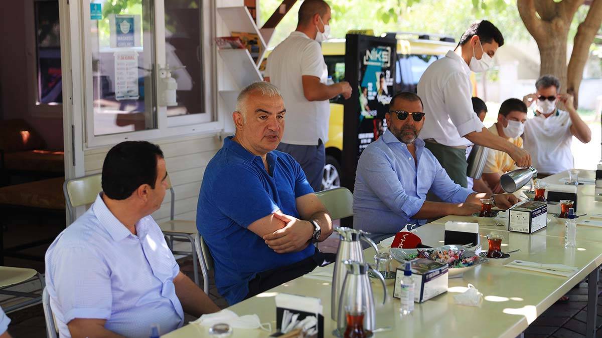 Bakan Ersoy Antalya'da taksicilerle bir araya geldi