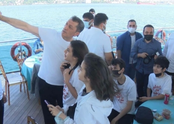 Bakan Ziya Selçuk öğrencilerle bir araya geldi