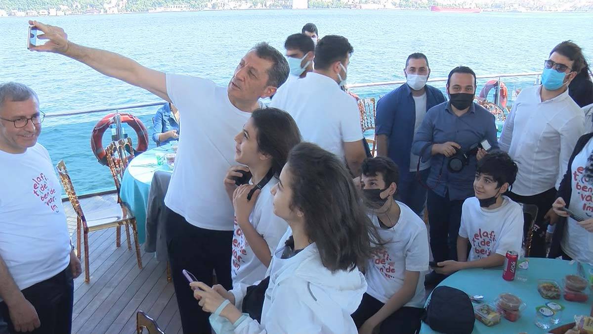 Bakan Ziya Selçuk öğrencilerle bir araya geldi