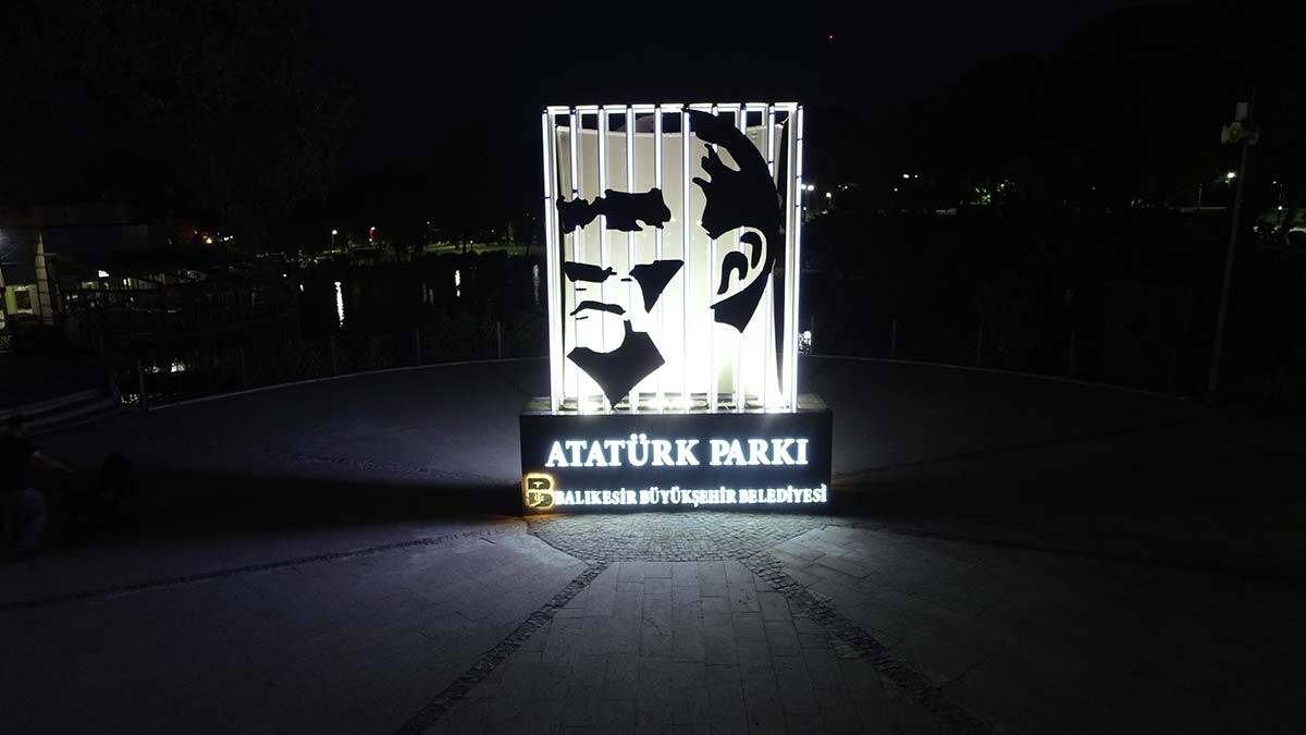 Balıkesir'de park Atatürk silüeti ile aydınlanıyor