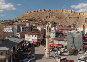 Bayburt Kalesi'ni kapatan 2 bina yıkılıyor