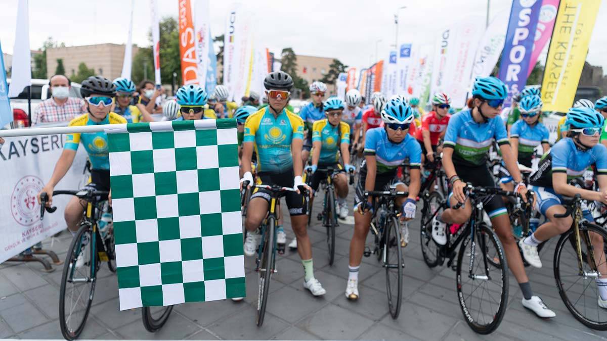 Bisiklet yarışlarında kadınlar 107 km pedal çevirdi