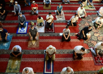 Bursa'da sosyal mesafeli bayram namazı