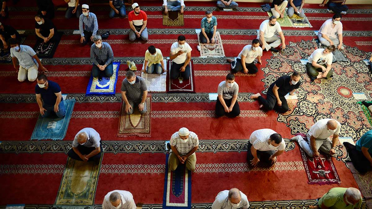 Bursa'da sosyal mesafeli bayram namazı