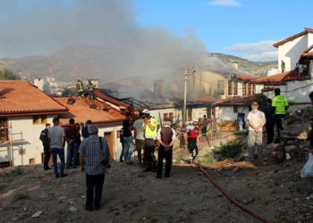Çankırı'da Yangın 3 Binada Hasara Neden Oldu