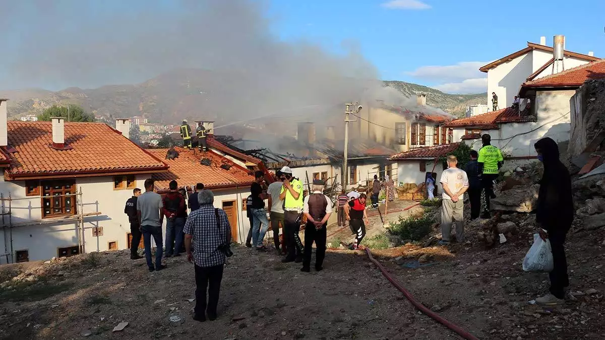 Çankırı'da yangın 3 binada hasara neden oldu