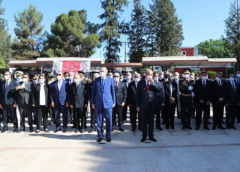 Cumhurbaşkanlarından Lefkoşa Atatürk Anıtı'na çelenk