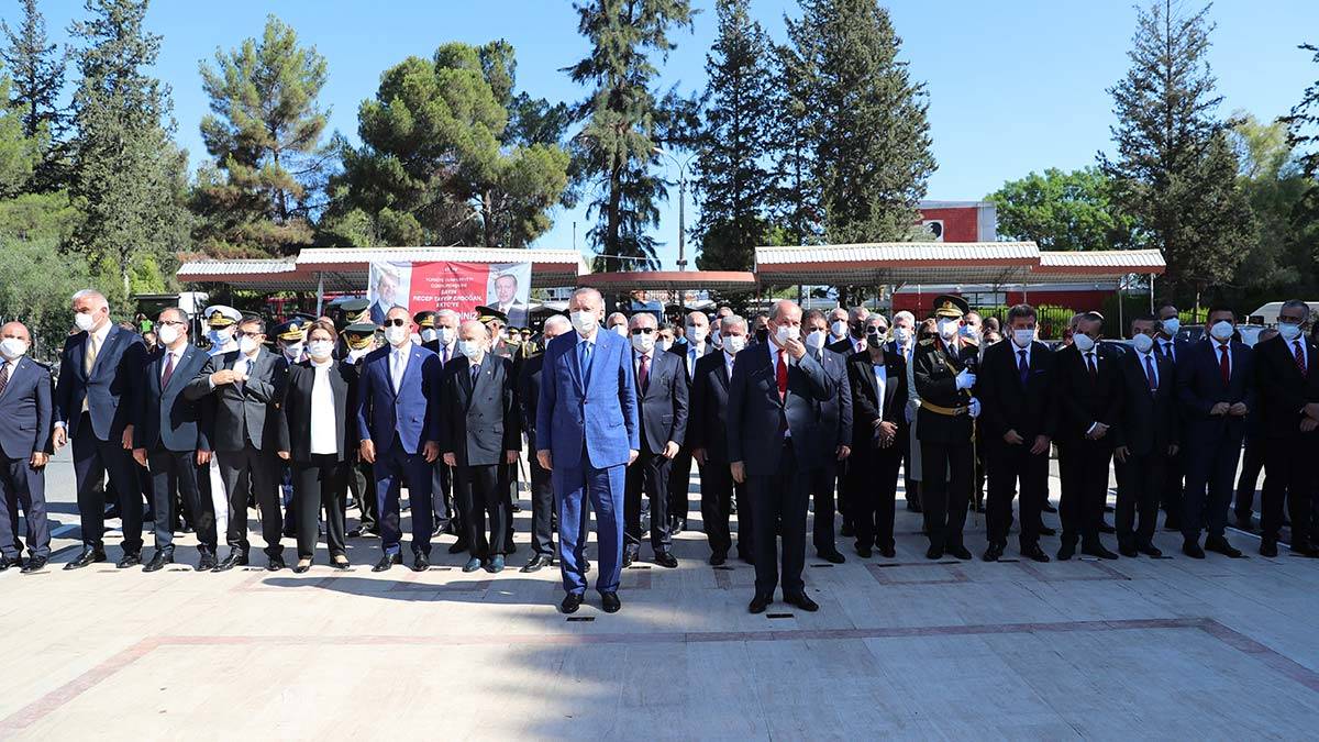 Cumhurbaşkanlarından Lefkoşa Atatürk Anıtı'na çelenk