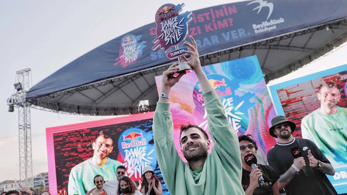 Dans Yarışmasında 16 Dansçı Dünya Finali için Yarıştı