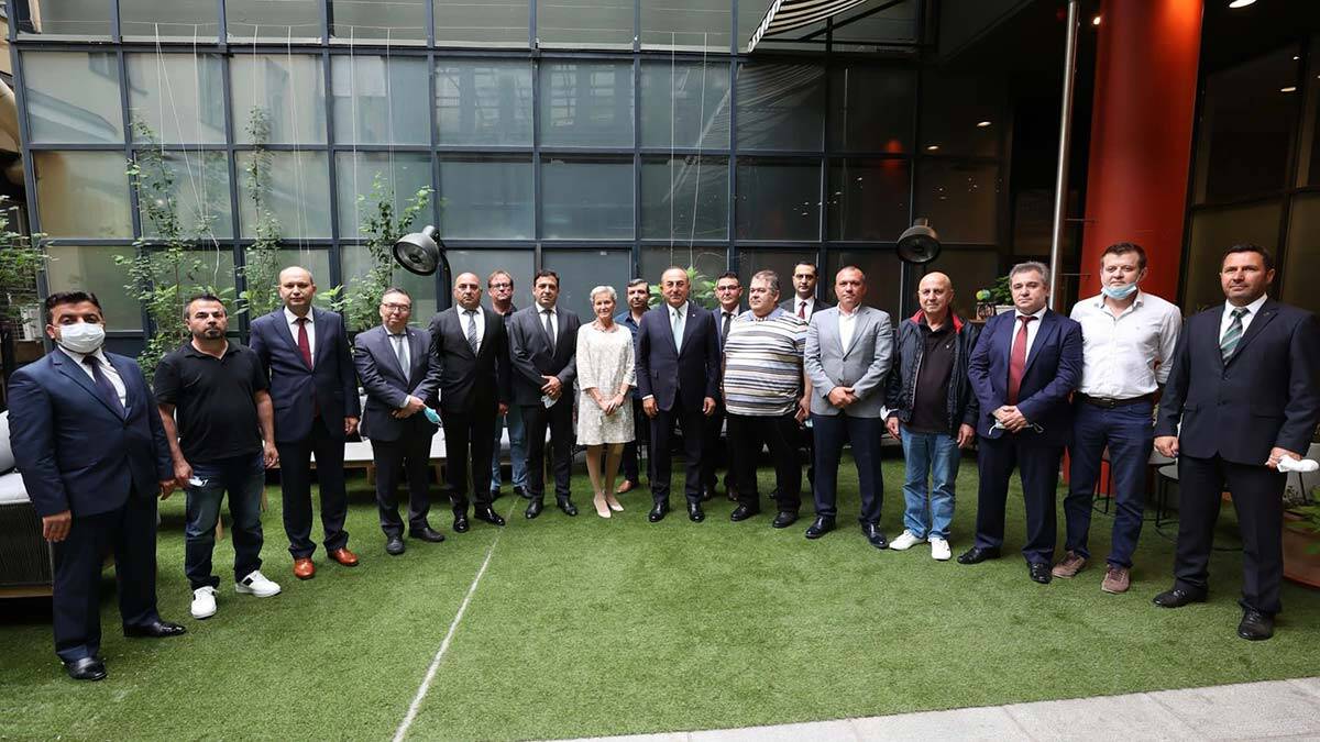 Dışişleri Bakanı Helsinki'de Türklerle bir araya geldi