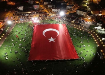 Dünyanın en büyük Türk bayrağı Kayseri'de açıldı