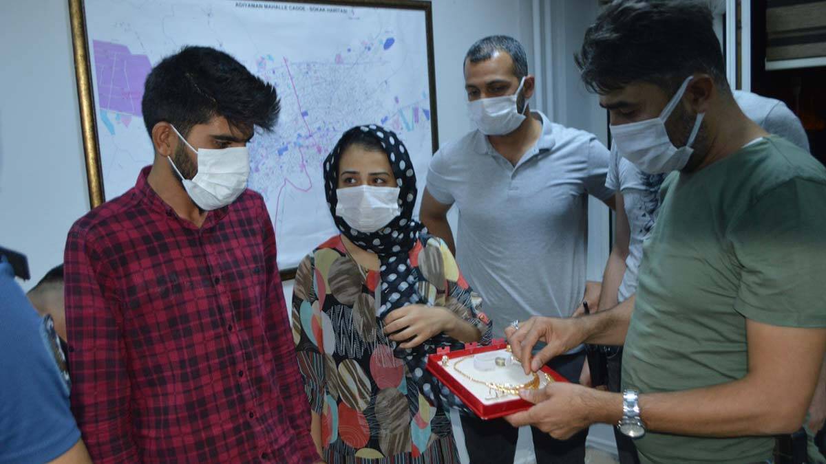 Durakta unutulan 50 bin liralık takı teslim edildi