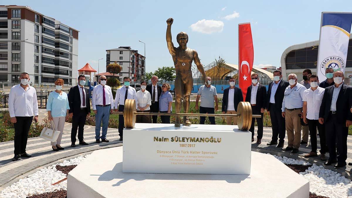Edirne'de sosyal mesajlı heykeller sergileniyor