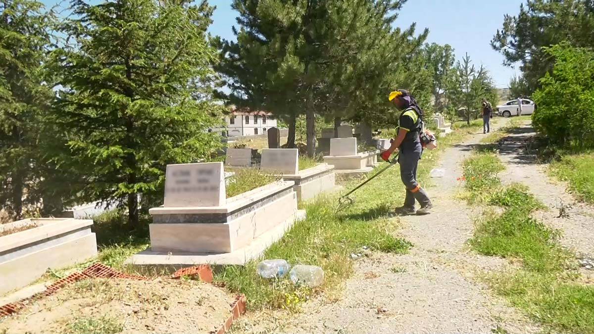 Mezarlık ve camilerde temizlik seferberliği