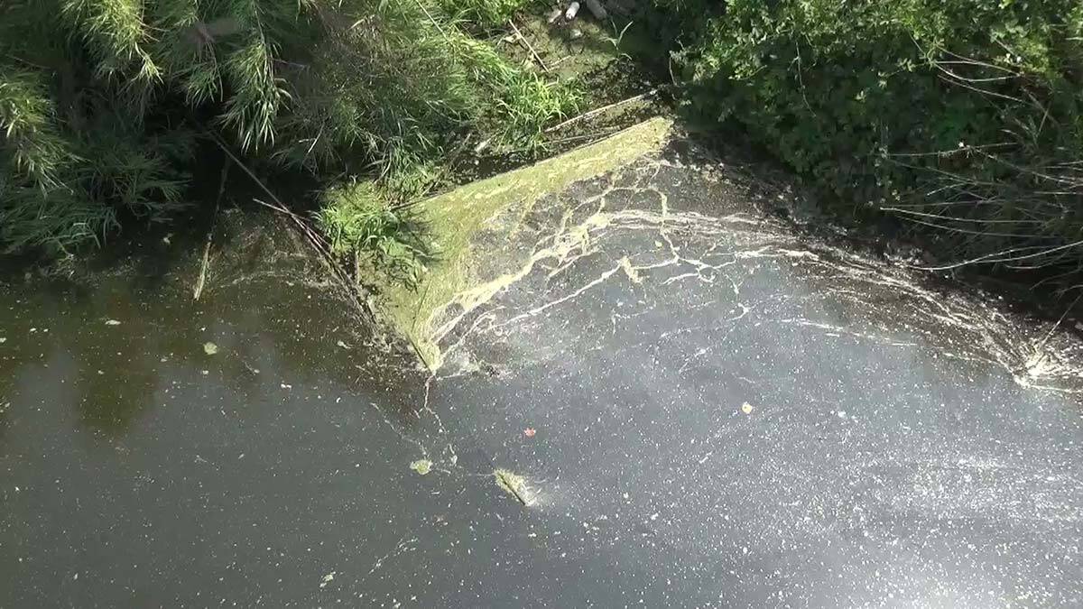 Gönen Çayı kirlilik nedeniyle siyaha büründü