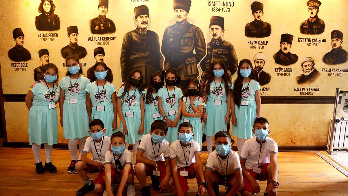 Hakkarili öğrencilere Büyükerşen'den kitap hediyesi