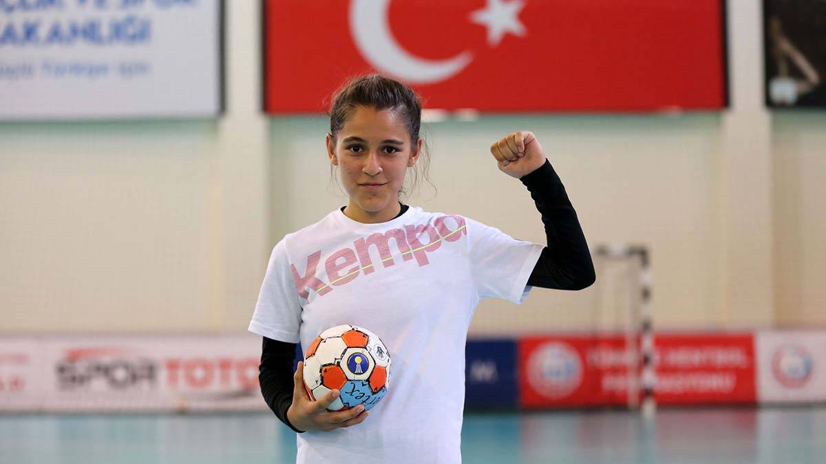 Hentbolcu Merve'ye yüzde 100 eğitim ve spor bursu_