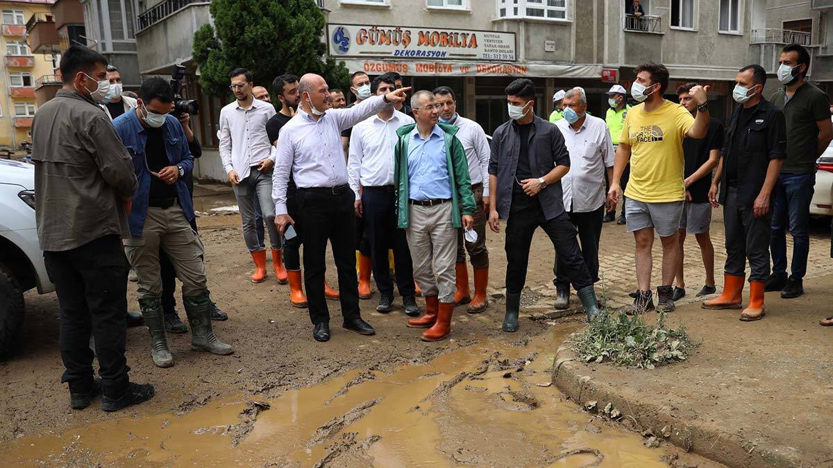 İçişleri Bakanı sel bölgelerine gitti