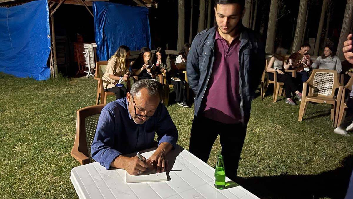 İlk romanını köyünde tanıttı