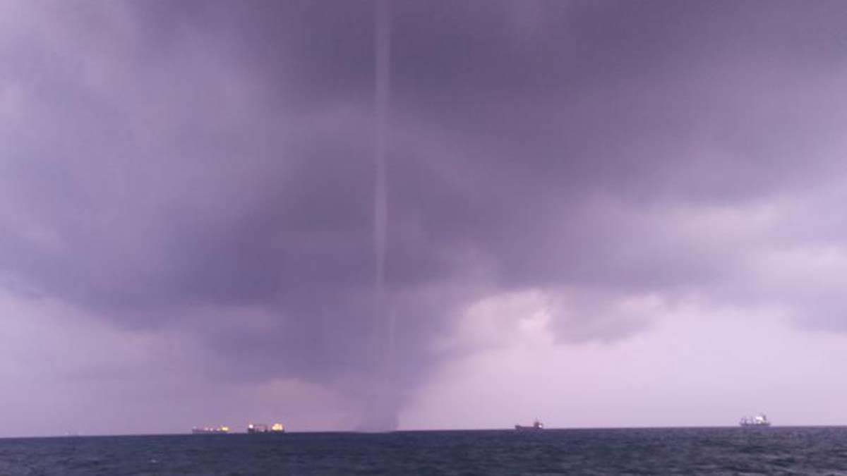 İskenderun'da Hortum Sosyal Tesise Hasar Verdi