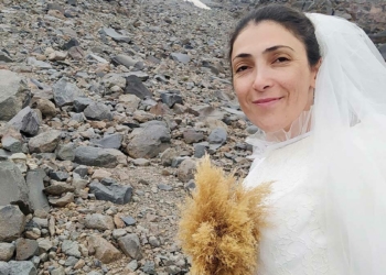 Kadına şiddete dikkat çekmek için Ağrı Dağı ile evlendi_