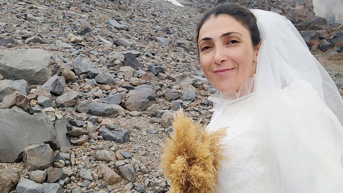 Kadına şiddete dikkat çekmek için Ağrı Dağı ile evlendi_