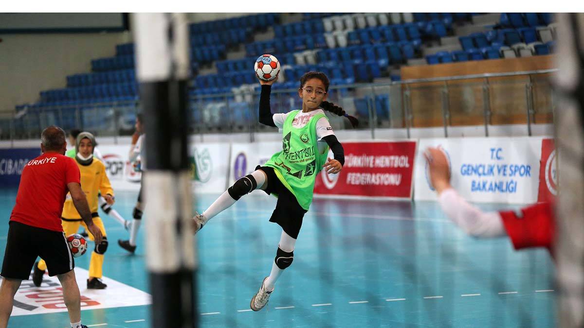 Kendi Sahalarını Çizen Urfalı Minikler Hentbol Federasyonunda