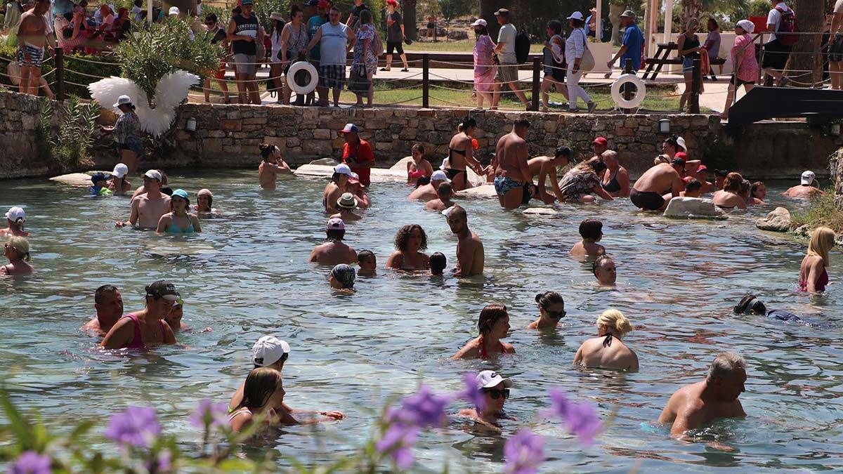 Kleopatra Havuzu ziyaretçi akınına uğradı