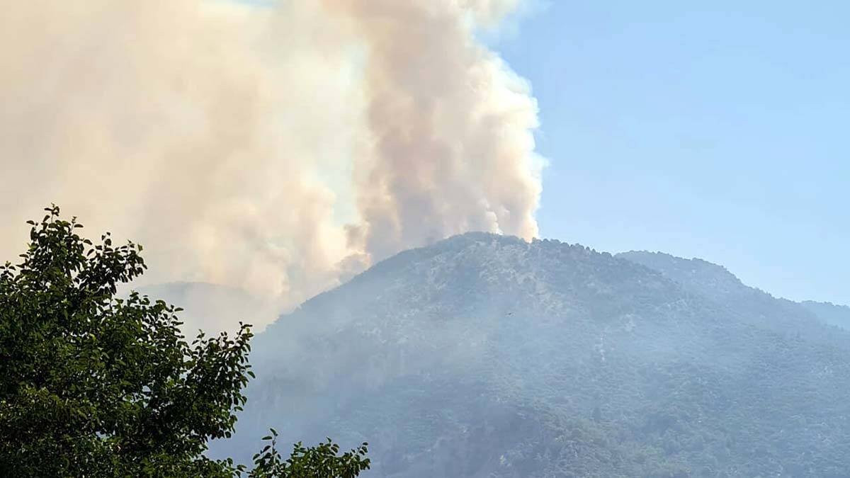 Köyceğiz'de söndürme çalışmaları sürüyor