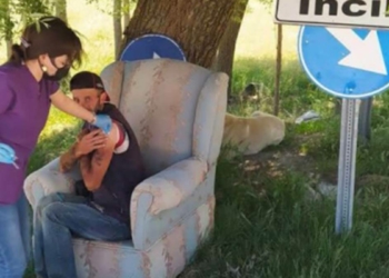 Köyde aşısını olmayan tek kişi köyün girişinde aşı oldu