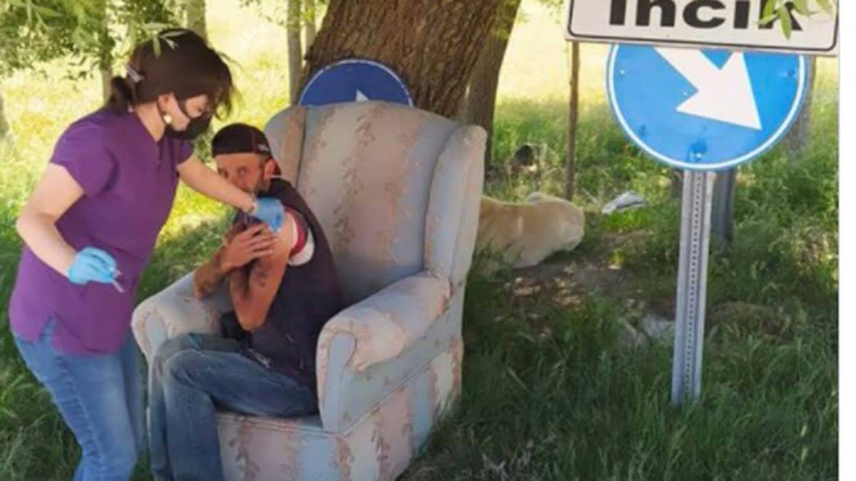Köyde aşısını olmayan tek kişi köyün girişinde aşı oldu