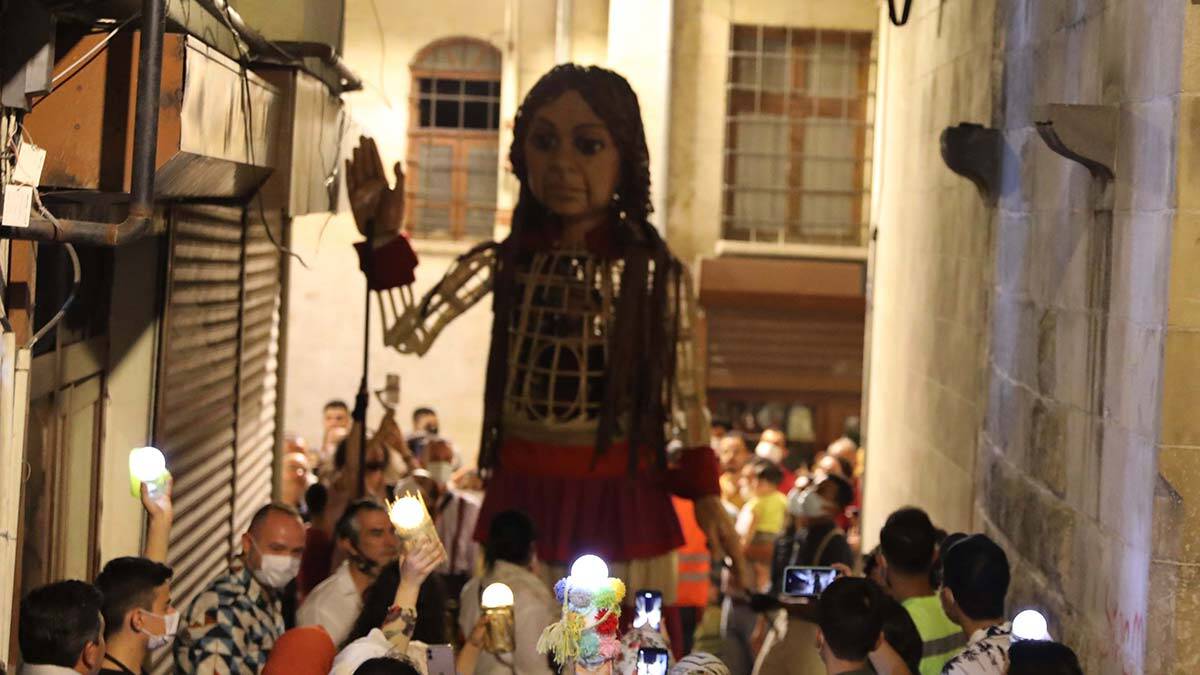 Kukla Amal'ın İngiltere yolculuğu başladı