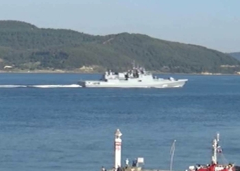 Kuzey Kutbu'na keşif için giden gemi Boğaz'dan geçti
